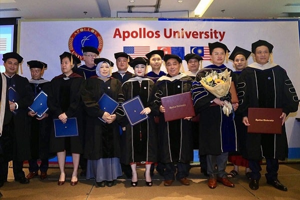 Đại học Apollos Hoa Kỳ trao bằng giáo sư danh dự cho bà Nguyễn Phương Hằng