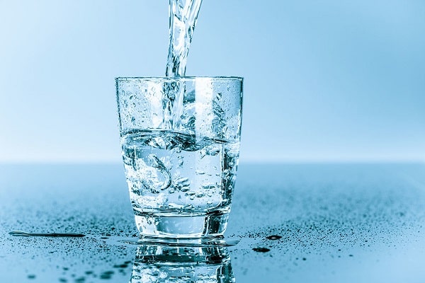 Nước là dung môi hòa tan nhiều chất trong cơ thể sống vì chúng có