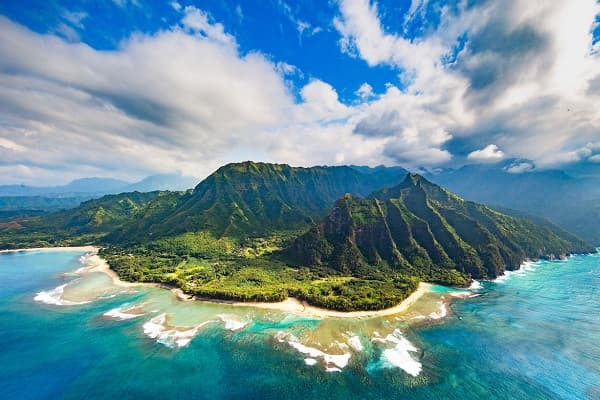 Hawaii là hòn đảo nằm giữa đại dương nào dưới đây