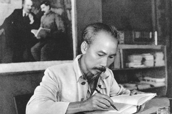 Theo giáo trình tư tưởng Hồ Chí Minh, nguyên tắc phân phối chủ yếu trong chủ nghĩa xã hội là gì?