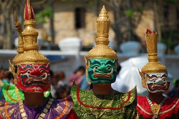 Nét đặc sắc của văn hóa Lào và văn hóa Campuchia thể hiện như thế nào?