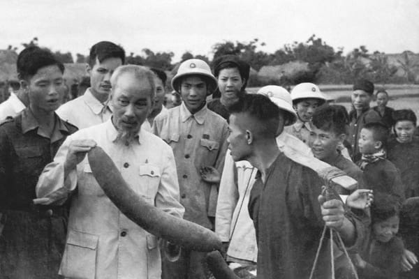 Chủ tịch Hồ Chí Minh đã dùng hình ảnh gì để nói về sức mạnh vạn năng của dân chủ?